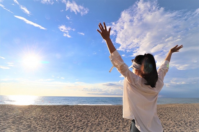 朝日をあびる女性